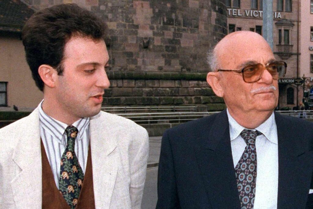 Billy Joel sagt, Papa "hat mich als Kind ausgeschlagen", weil er falsch "Moonlight Sonata" gespielt hat: "Bam! Ich wurde geschlagen '