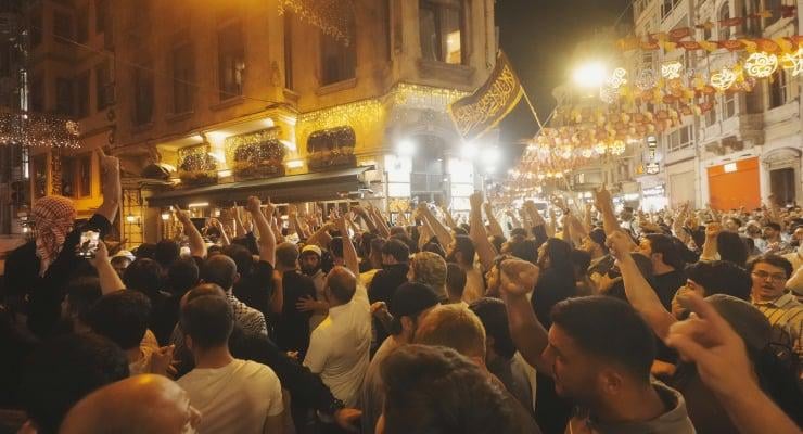 Der Akademiker Aslı Aydemir, der mit der Gruppe argumentierte, wurde das Leman -Magazin angriffen und wurde von Home Raid festgenommen und verhaftet.