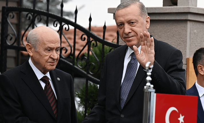 Ich würde es schätzen, wenn diejenigen, die mit den AKP- und MHP -Leuten um sie herum chatten, aufrichtige Antwort geben. Was denken die AKP- und MHP -Mitglieder in Ihrem Leben bis heute? (Der Gedanke an Ihre Familie, wenn Sie in Ihrer Familie sind)