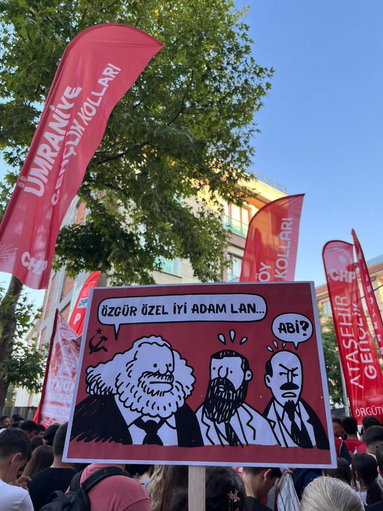Ein Banner bei der Sancaktepe -Rallye der CHP