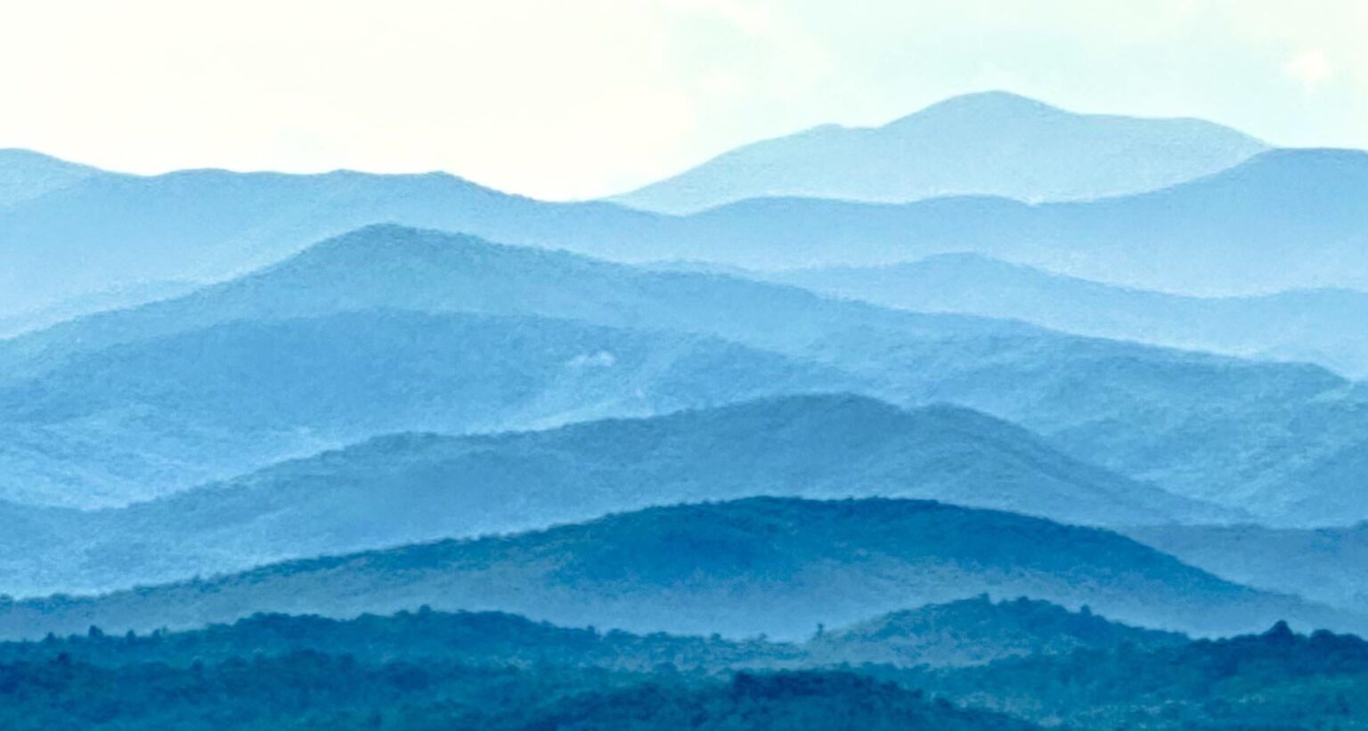 Blue ✅ Ridge ✅ Berge ✅. Aus einer Wanderung am Pinnacle Mountain (Südwesten von Hendersonville NC) entnommen
