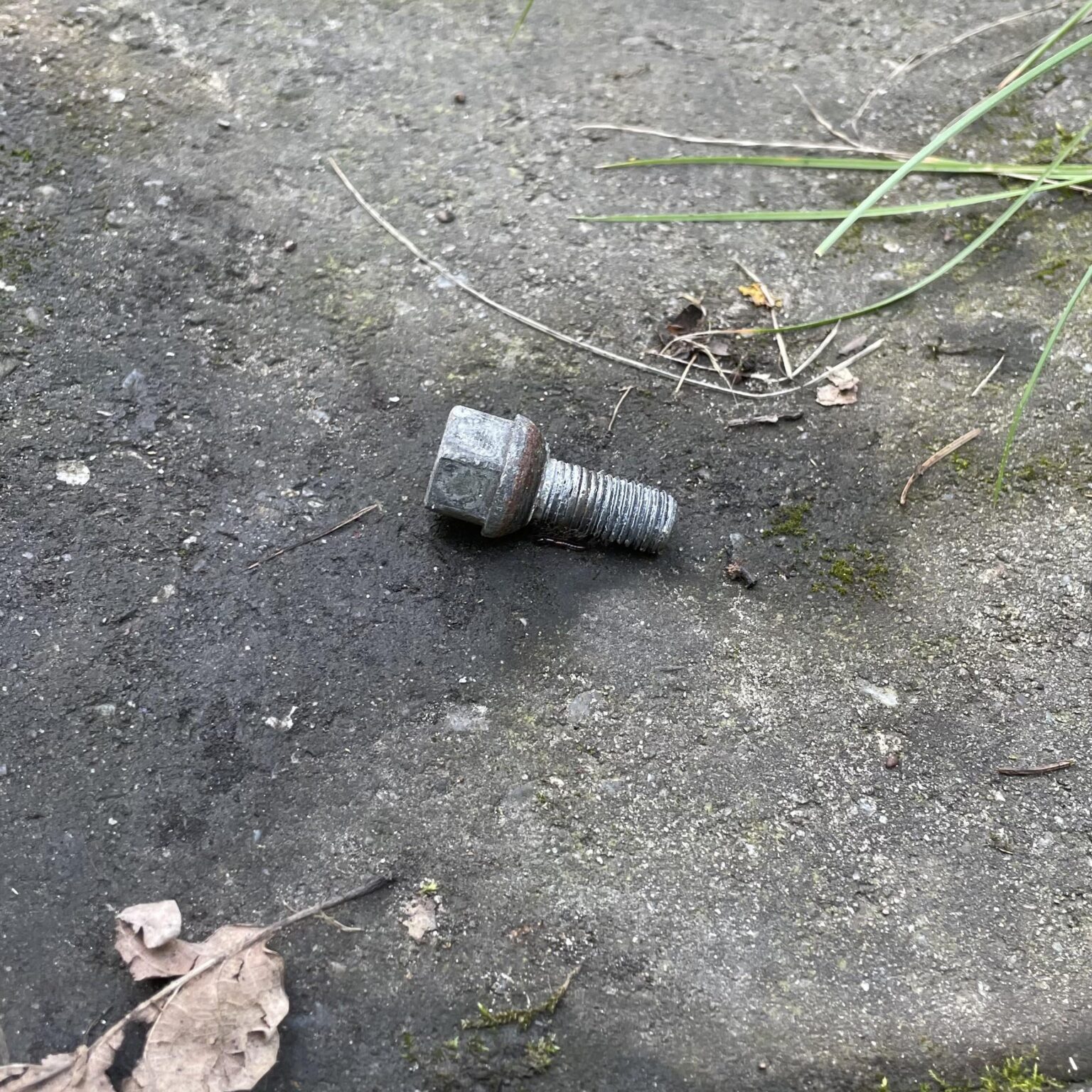 Man würde nicht glauben, was manche beim Fahren aus dem Auto werfen können.