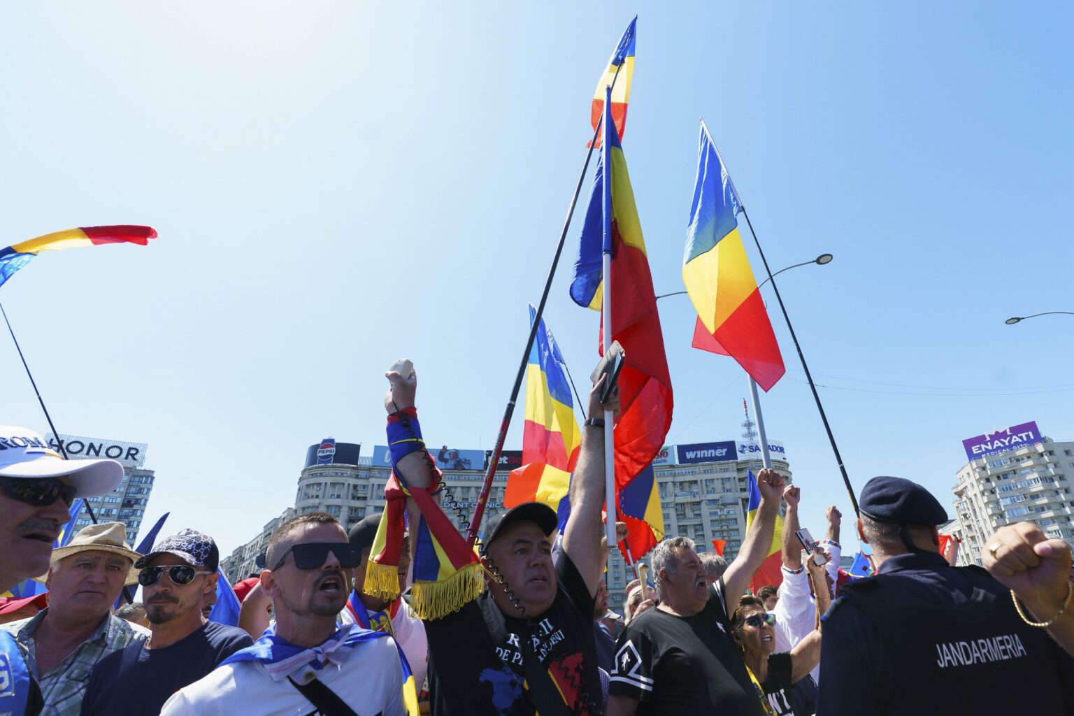Foto / Video mit den Gendarmes bei einem Protest auf dem Victoriei Square / Ein Mann kam mit einem Van voller Kartoffeln, um die Demonstranten zu teilen Foto / Video mit den Gendarmes bei einem Protest auf dem Victoriei Square / Ein Mann kam mit einem Van voller Kartoffeln, um die Demonstranten zu teilen