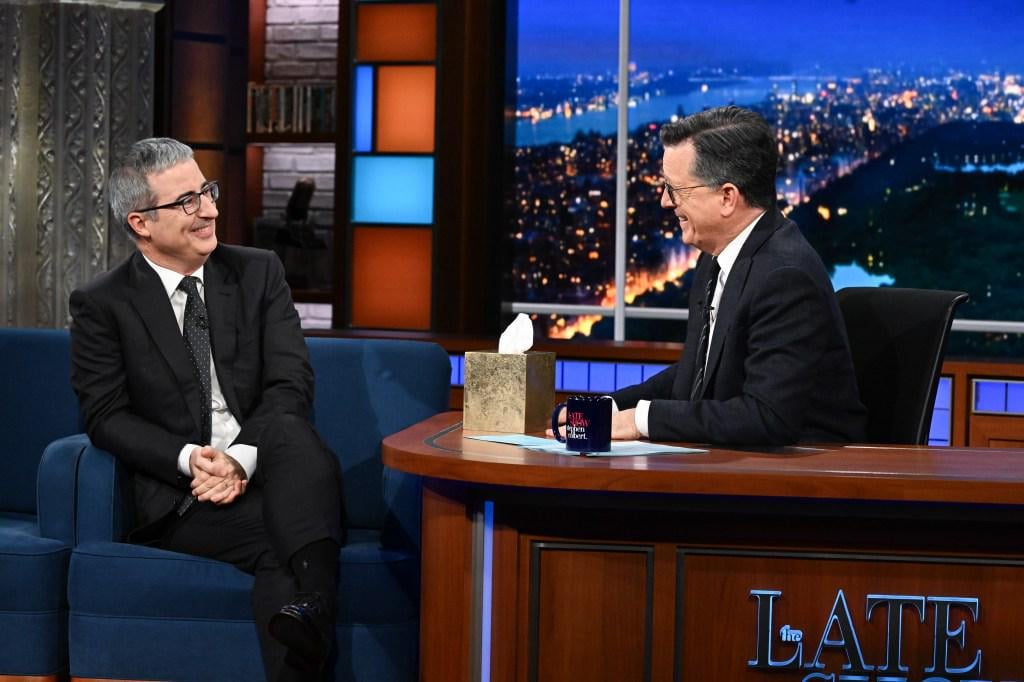 John Oliver reagiert auf "The Late Show mit Stephen Colbert" Stornierung: "Schreckliche Nachrichten für die Welt der Komödie"