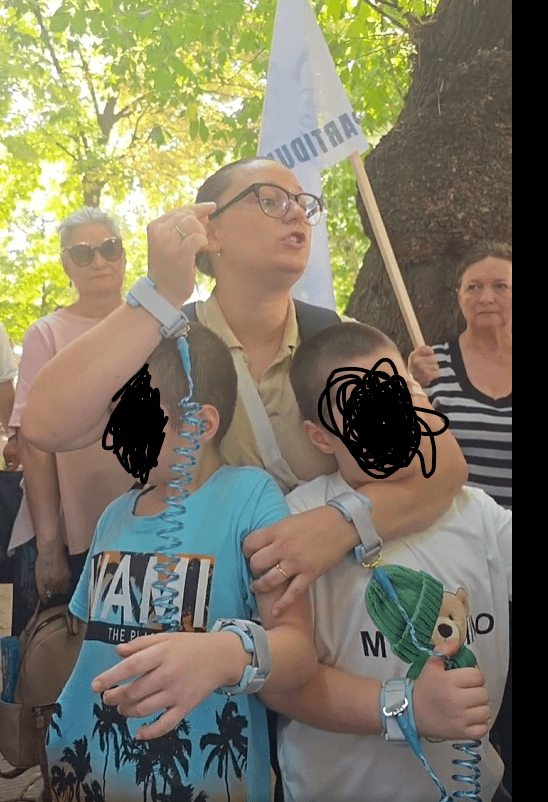 Vorgeschlagene Realität: Frau bindet ihre Kinder beim Protest gegen den Kinderschutz mit Schälen, nachdem sie der Fahrlässigkeit des minderjährigen Kindes beschuldigt wurde.
