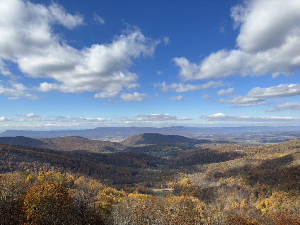 Das Blue Ridge Mountains und das Shenandoah Valley, VA vor ein paar Herbstern