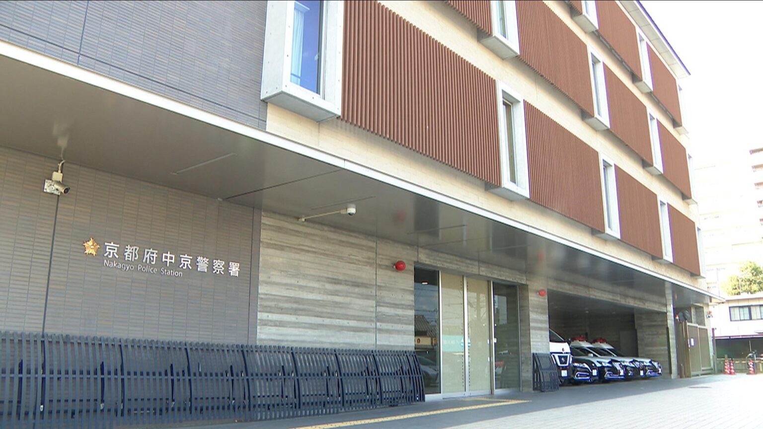 Ein selbsternannter amerikanischer Künstler wurde von der Präfekturpolizei von Kyoto verhaftet Der Schüler war auf einer Schulreise in Japan.