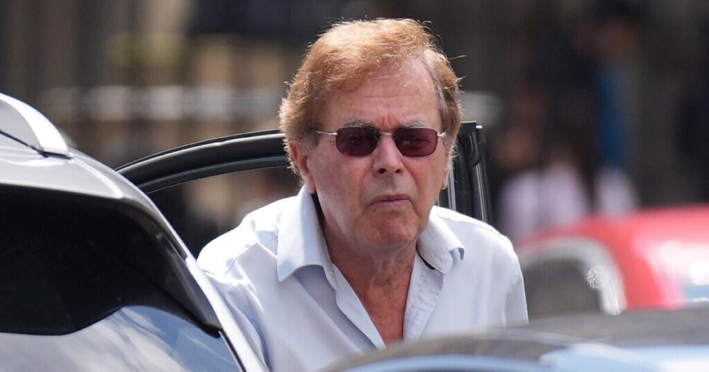 Alan Shatter kritisierte, dass er den Gesetz über besetzte Gebiete mit 'Pater Ted' verglichen hatte.