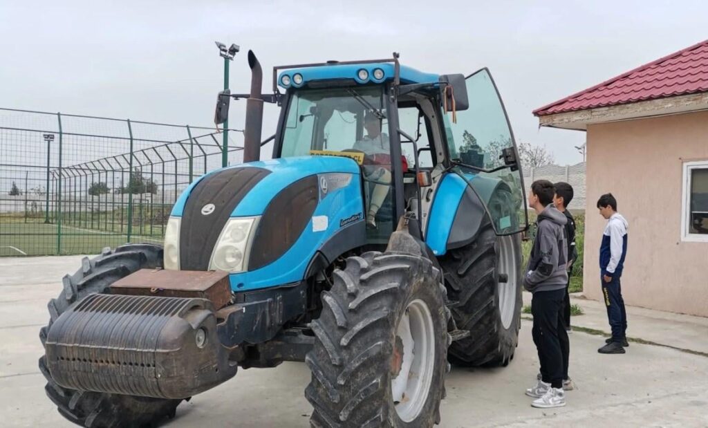 Reportage. Eine High School in der Nähe der Donau bringt jedes Jahr qualifizierte Landwirte mit: „Schauen Sie nicht im Kleid, gehen Sie den ganzen Sommer auf den Feld und arbeiten Sie den ganzen Sommer.“ / In einigen Fällen können die Löhne 10.000 Lei pro Monat erreichen Reportage. Eine High School in der Nähe der Donau bringt jedes Jahr qualifizierte Landwirte mit: "Schauen Sie nicht im Kleid, gehen Sie den ganzen Sommer auf den Feld und arbeiten Sie den ganzen Sommer." / In einigen Fällen können die Löhne 10.000 Lei pro Monat erreichen
