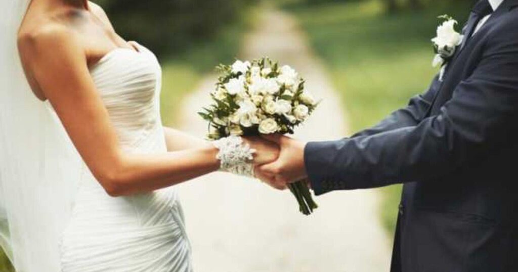Braut die Braut am Hochzeitstag, weil sie ihre Schwiegermutter verärgerte. Sie kam im Krankenhaus an, der Mann verbrachte weiter Braut die Braut am Hochzeitstag, weil sie ihre Schwiegermutter verärgerte. Sie kam im Krankenhaus an, der Mann verbrachte weiter