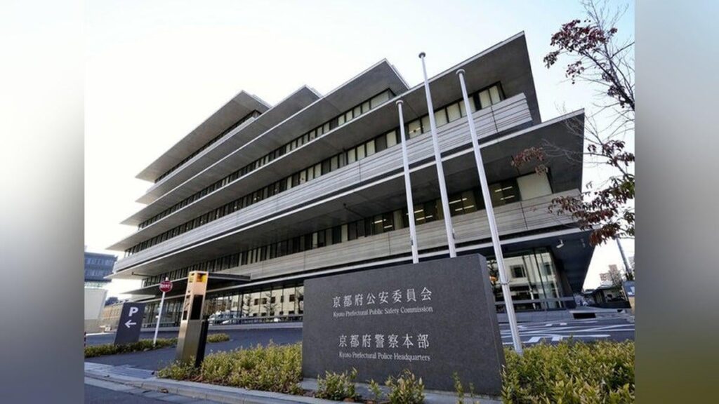 Ein vietnamesischer Mann wurde wegen des Verdachts der Übernahme und Diebstahl in der Garage der Miyazu Polizeistation in der Präfektur Kyoto verhaftet und erklärte, er wollte „seine Aufenthaltskarte zurückbekommen“. Ein vietnamesischer Mann wurde wegen des Verdachts der Übernahme und Diebstahl in der Garage der Miyazu Polizeistation in der Präfektur Kyoto verhaftet und erklärte, er wollte "seine Aufenthaltskarte zurückbekommen".