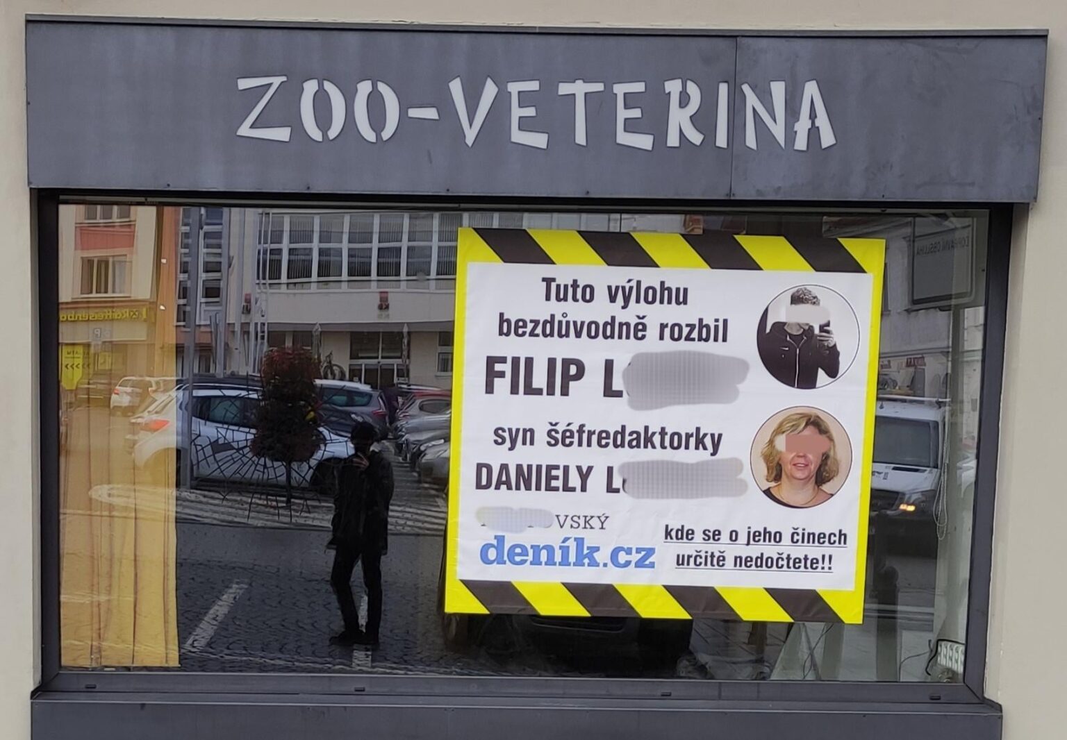 Der Eigentümer des beschädigten Ladenfensters veröffentlichte das Gesicht und den Namen des Täters. Der Eigentümer des beschädigten Ladenfensters veröffentlichte das Gesicht und den Namen des Täters.