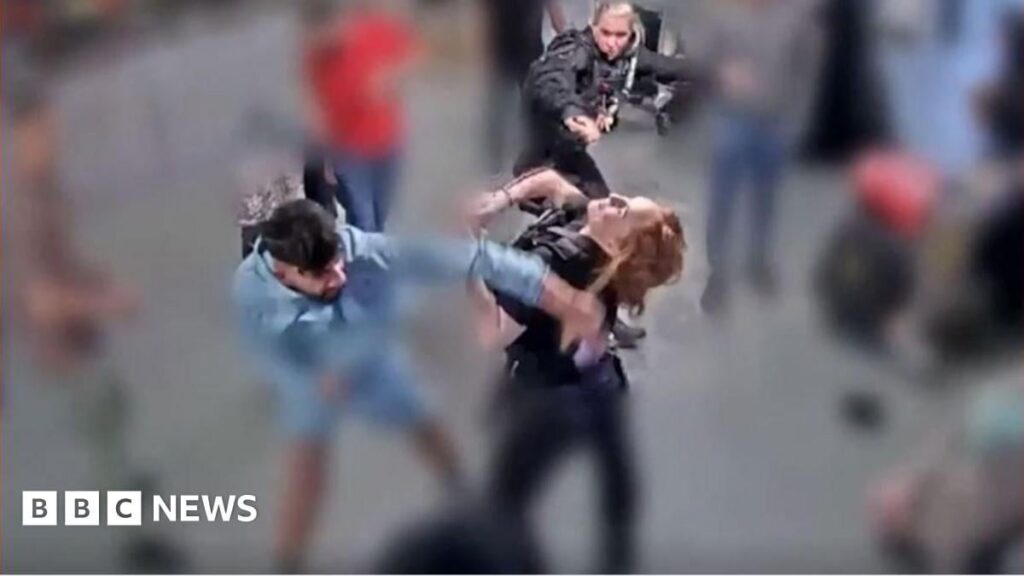Die Jury zeigte eine Videoüberwachung des mutmaßlichen Angriffs auf die Polizei am Flughafen Manchester