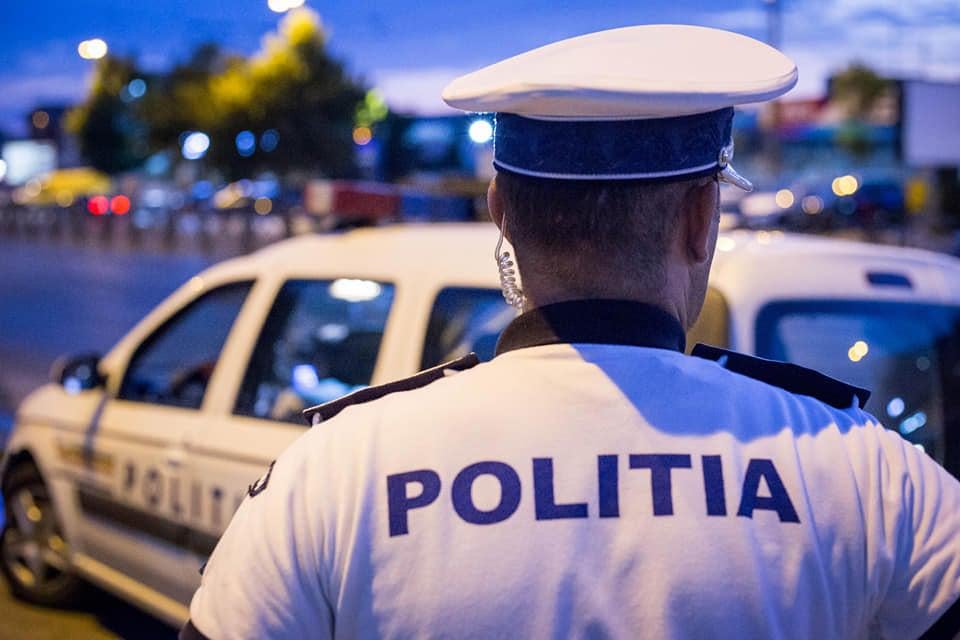 Polizeiquellen seit 30 Jahren, wären mit Amphetamin unter Drogen gebracht worden / wurde im Verkehr gestoppt, und vor der Polizei hätte Halluzinationen, verwechselt mit einigen Monstern / hat den Rang eines Kapitäns und arbeitet bei Rahova Bühne Polizeiquellen seit 30 Jahren, wären mit Amphetamin unter Drogen gebracht worden / wurde im Verkehr gestoppt, und vor der Polizei hätte Halluzinationen, verwechselt mit einigen Monstern / hat den Rang eines Kapitäns und arbeitet bei Rahova Bühne