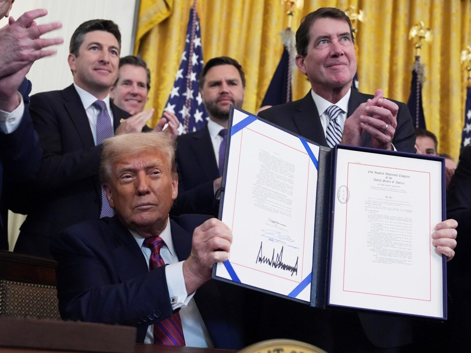 Trump sagt, dass das neu unterzeichnete Krypto -Gesetz "amerikanische Dominanz" festlegen wird