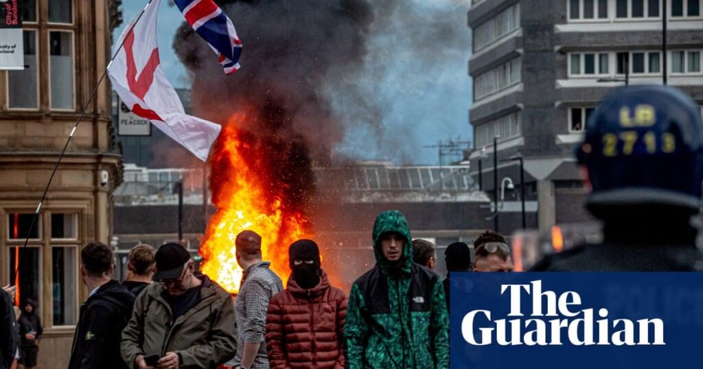 Großbritannien ein 'Pulverfass' der sozialen Spannungen ein Jahr von Sommerstörungen, warnt Bericht