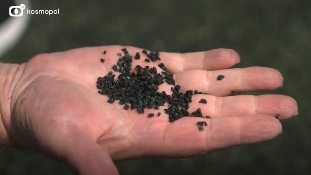 Fußballfelder im ganzen Land müssen ausgegraben werden - kleine, schwarze Gummibälle sind die Ursache. Die EU verbietet Gummi -Granulat in künstlichen Rasenspuren bis 2031. [erstattes af sand og kork]