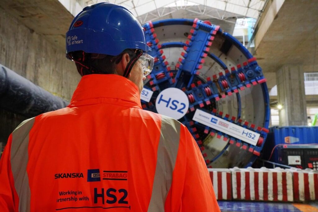 HS2 sollte inzwischen "weitgehend fertiggestellt" werden, ist aber dort nur auf halber Strecke, gibt Boss zu