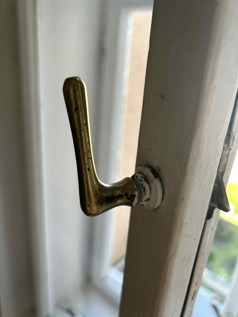 Wie ziehe ich den Griff des alten Fensters fest?