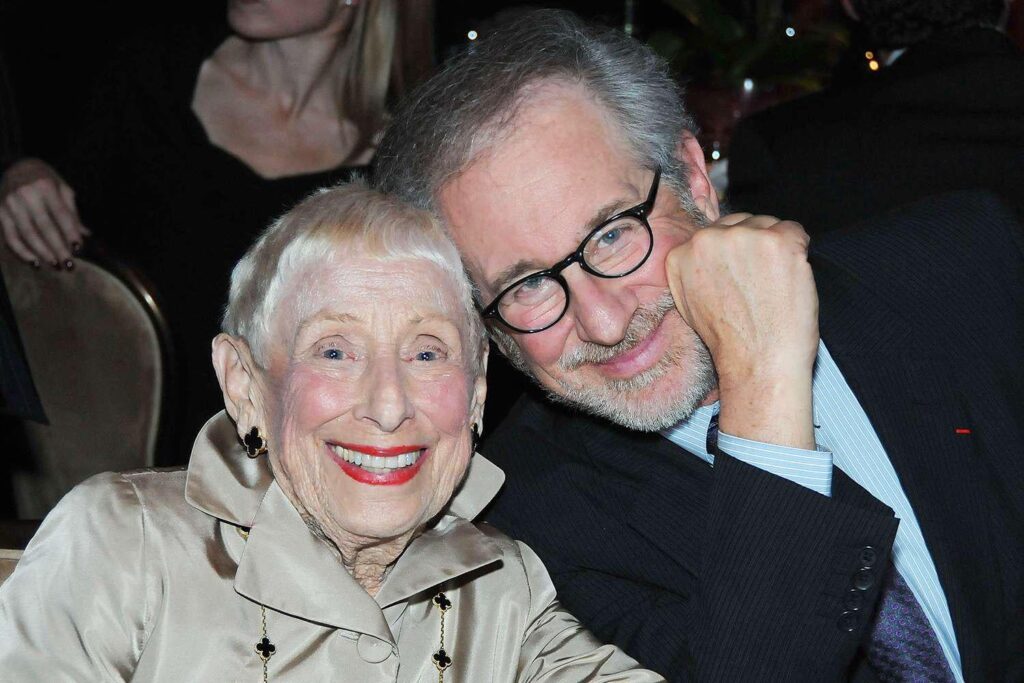 Steven Spielberg sagt, er habe seine Mutter "viel" genannt, während er Jaws filmte: "Mama, das ist wirklich unmöglich, Hilfe!"