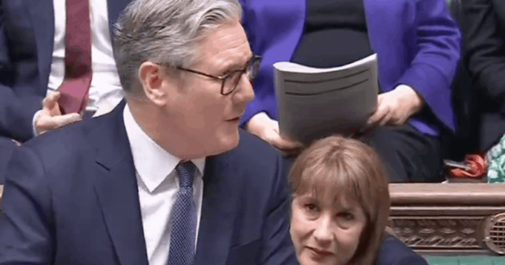 Rachel Reeves scheint während PMQs auf Labour Frontbench zu weinen