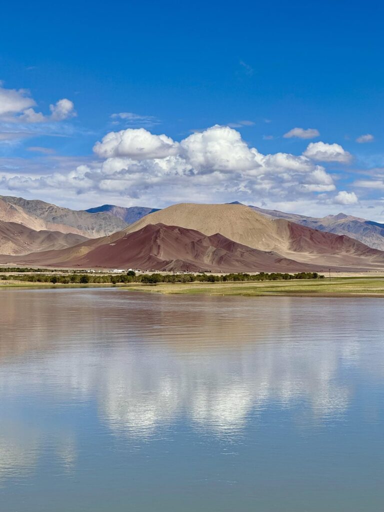 Eine der schönsten Fahrt im Transhimaya. Der Fluss ist Indus und die Landschaft ist von Ladakh.