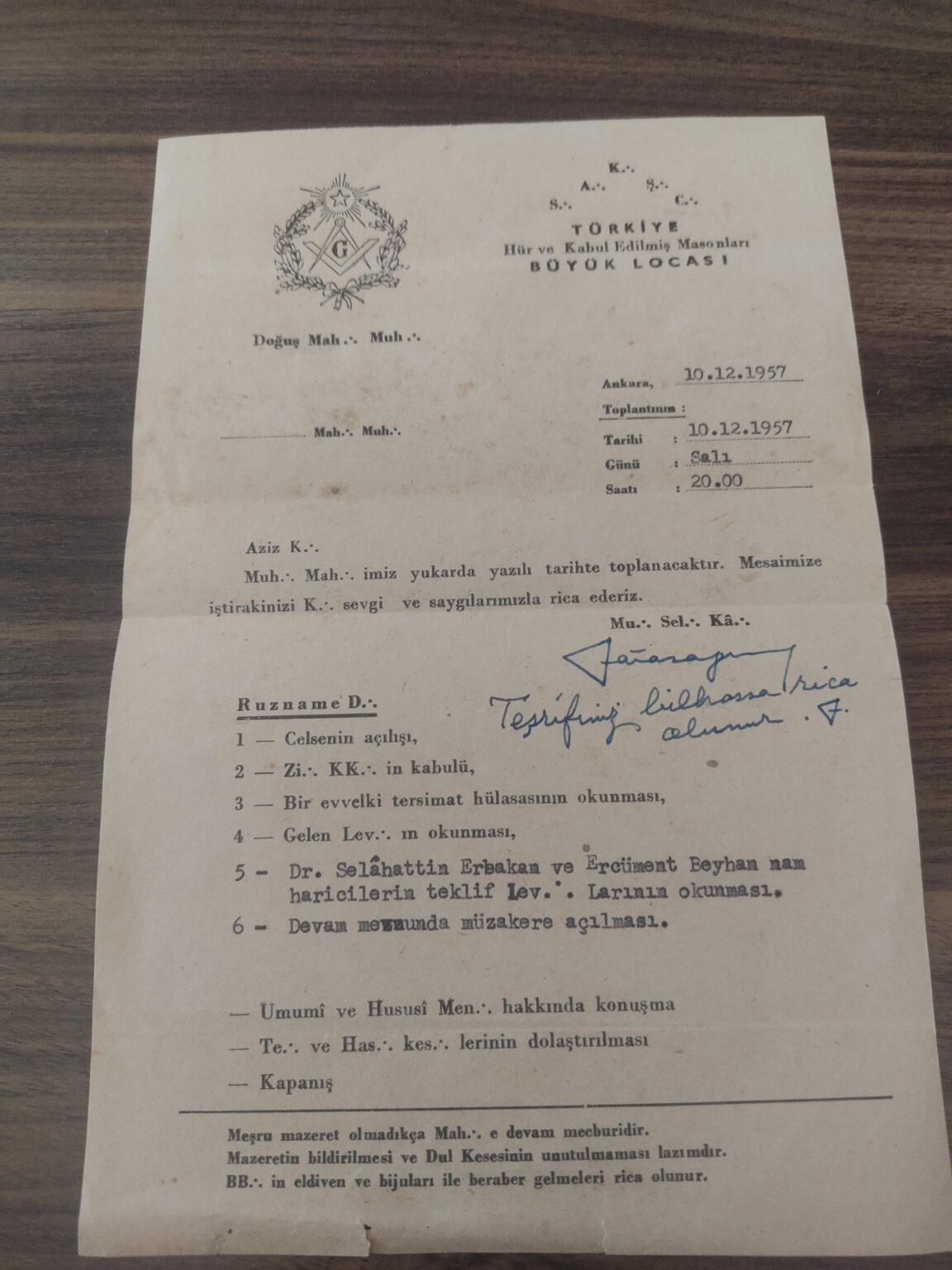 Der Name von Necmettin Erbakans Name Dr. Selahattin Erbakans Name (Vorschlag) Mason Lodge Meeting Einladung 10.12.1957 (Das Dokument ist in meiner persönlichen Sammlung enthalten und innerhalb der gesetzlichen Grenzen erhalten.