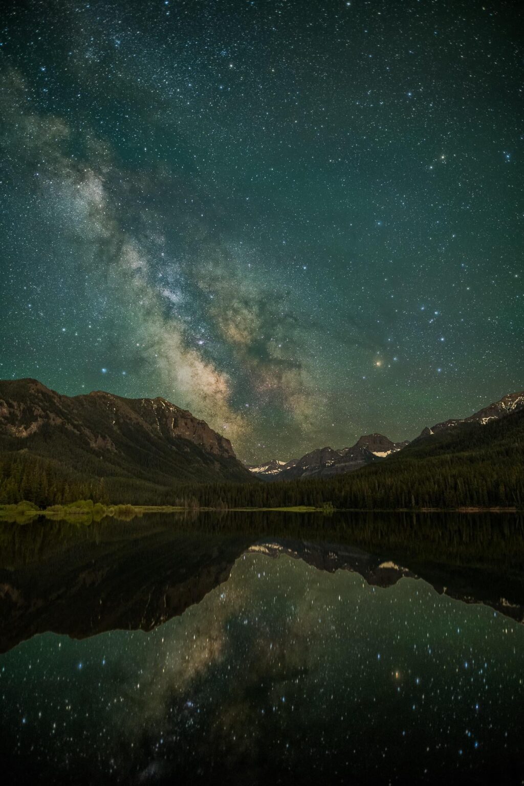 Montanas Hyalite -Stausee in der Nacht Montanas Hyalite -Stausee in der Nacht