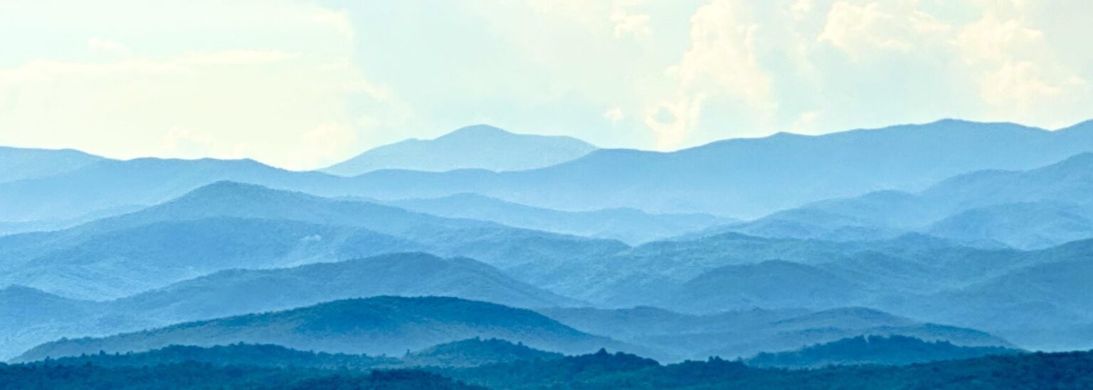 Die vielen Schichten der Blue Ridge Mountains. Vom Pinnacle Mountain genommen.
