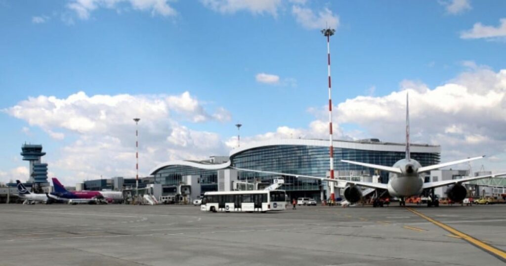 Otopeni Flughafen. Ein Bus, um Flugreisende mitzuteilen, verließ seine Route und erreichte DN1