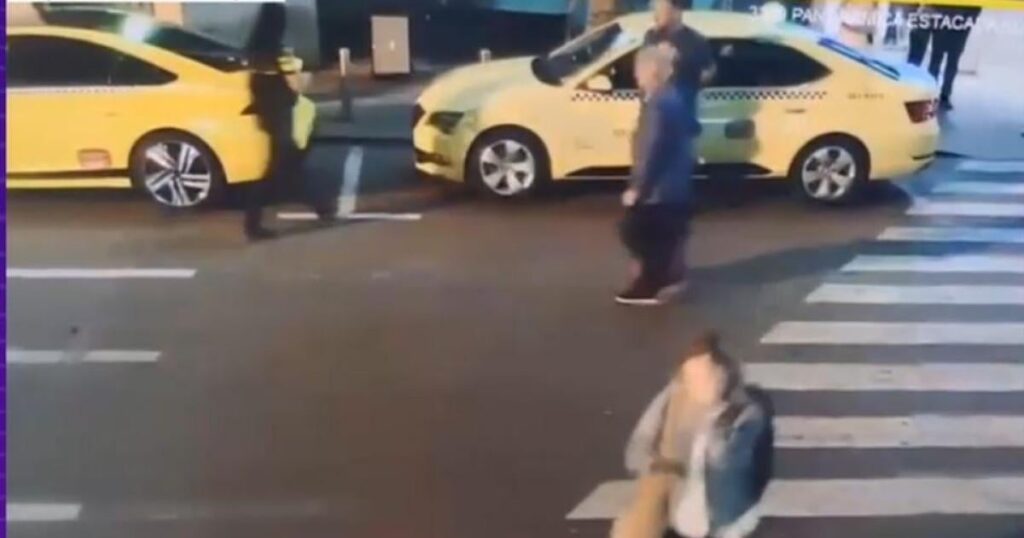 Der Skandal am Flughafen Otopeni, nachdem der frühere Premierminister Dacian Cioloș von einem Taxifahrer abgelehnt wurde. Der Fahrer wurde von der Polizei mit 500 Lei bestraft und wurde sein professionelles Zertifikat festgenommen. Der Skandal am Flughafen Otopeni, nachdem der frühere Premierminister Dacian Cioloș von einem Taxifahrer abgelehnt wurde. Der Fahrer wurde von der Polizei mit 500 Lei bestraft und wurde sein professionelles Zertifikat festgenommen.