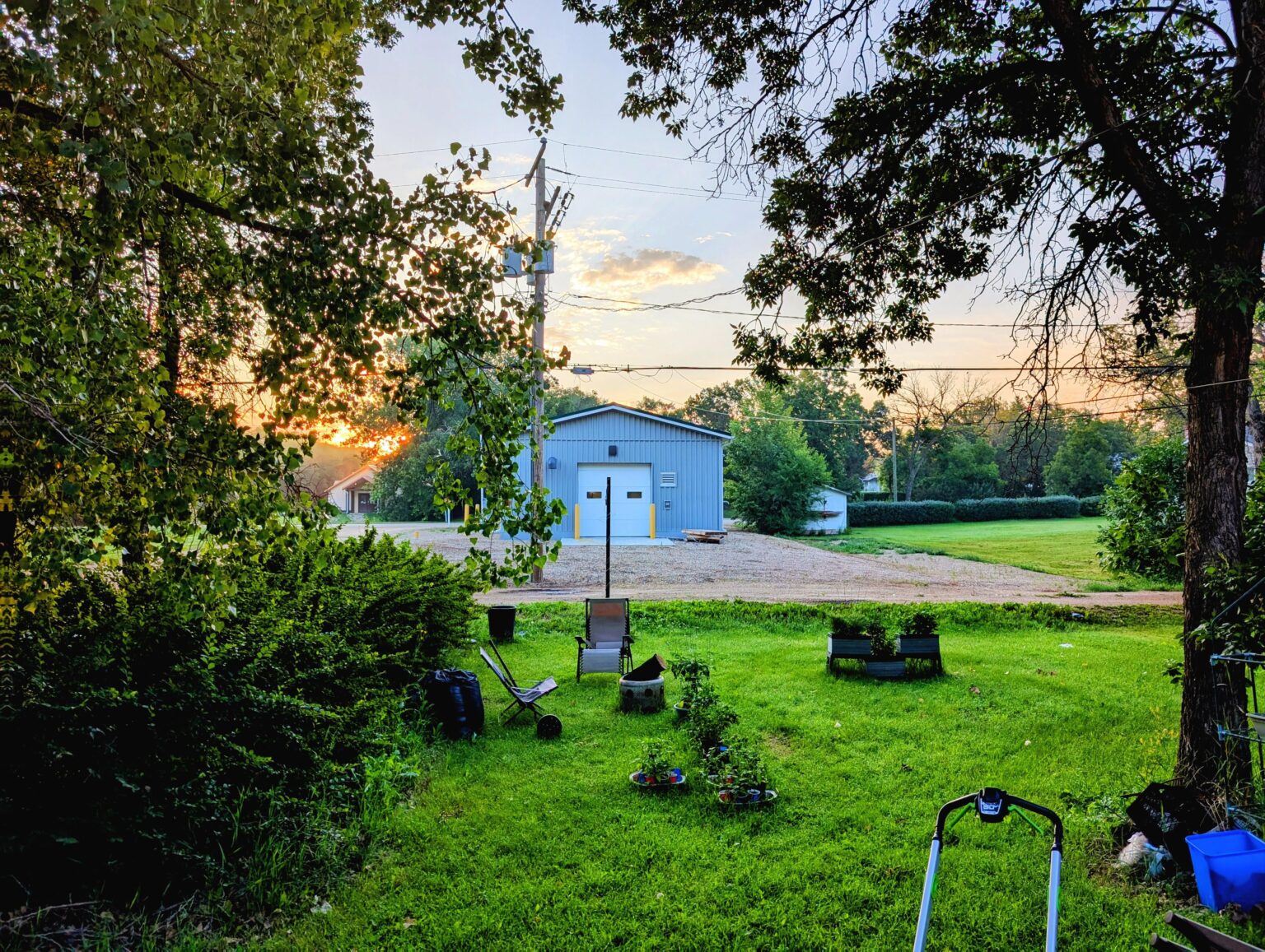 Unerwartetes alles, der mit einem schönen Sonnenaufgang in meinem Hinterhof endete