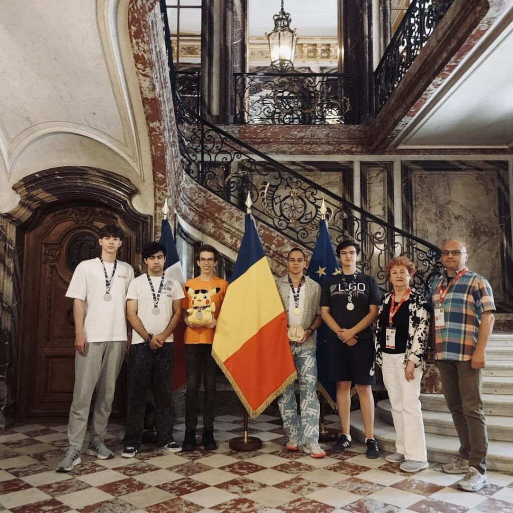 Rumäniens Team bei der Internationalen Physik Olympiade in Paris: 1 Goldmedaille, 4 Silber und eine spezielle Medaille.