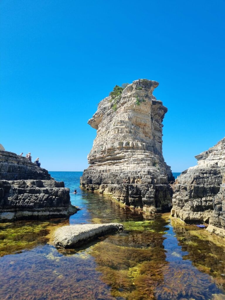 Die Bildung von Felsen ist erstaunlich (Kerpe, Truthahn, Schwarzes Meer)