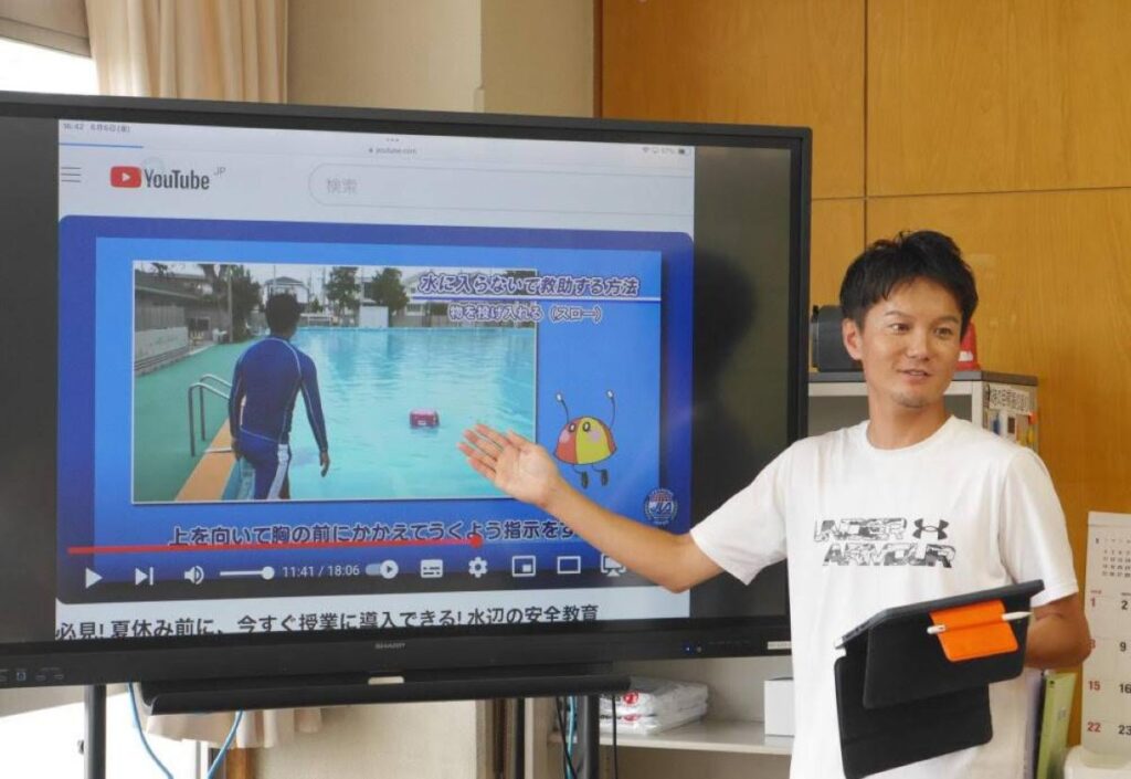 Schwimmunterricht wird in den japanischen Junior High Schools durch „Klassenzimmervorträge“ ersetzt, da die Anlagen der Hitzeheller und der alternden Pooleinrichtungen besorgt sind Schwimmunterricht wird in den japanischen Junior High Schools durch "Klassenzimmervorträge" ersetzt, da die Anlagen der Hitzeheller und der alternden Pooleinrichtungen besorgt sind
