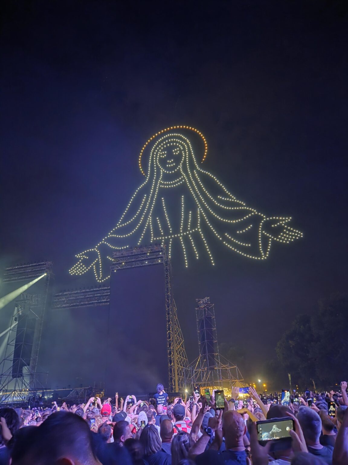 0 tot beim Konzert, ohne gefährliche Vorfälle, 504.000 Menschen und ein paar über das Hippodrom. Jede Ehre von Gottesdiensten und Menschen in gedruckter Geschichte.