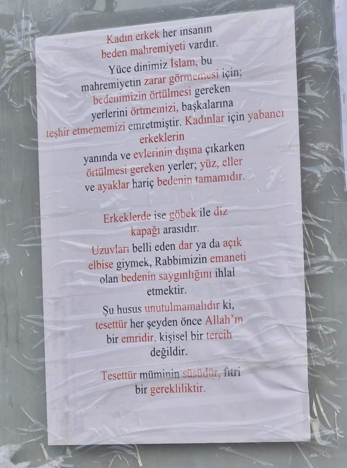 Ankara/Keçsalern Kuyubaşi -Poster an der Bushaltestelle hängen