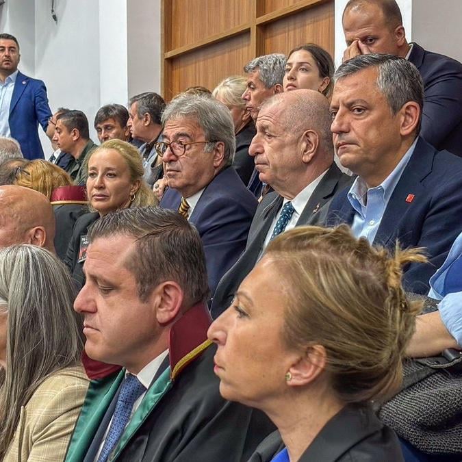 Özgür Özel und Ömit Özdağ sind bei der ersten Anhörung des Hotelfeuers, das ein Grab in 78 Menschen in Bolu hat.