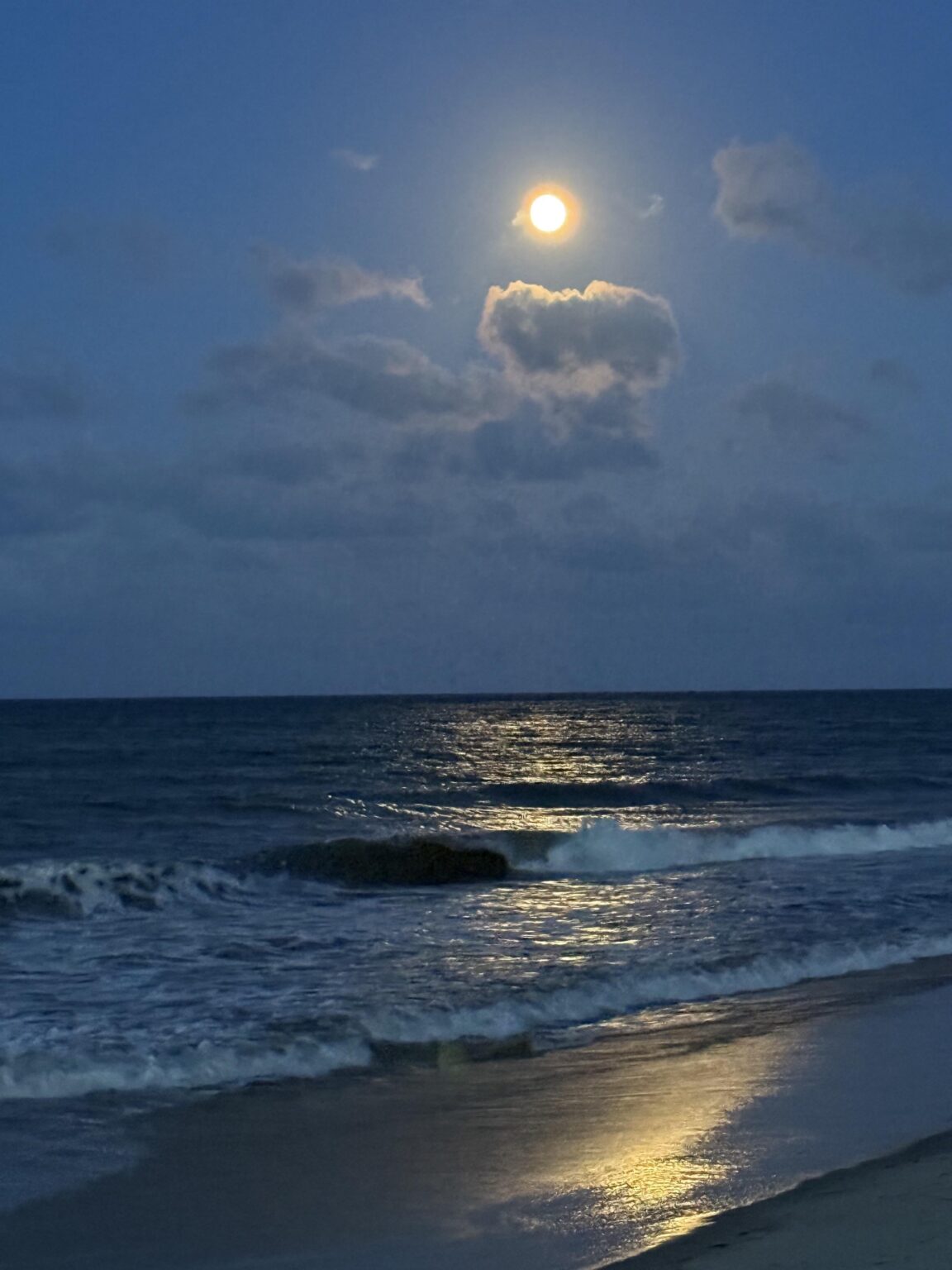 Eine schöne Nacht über dem Meer.
