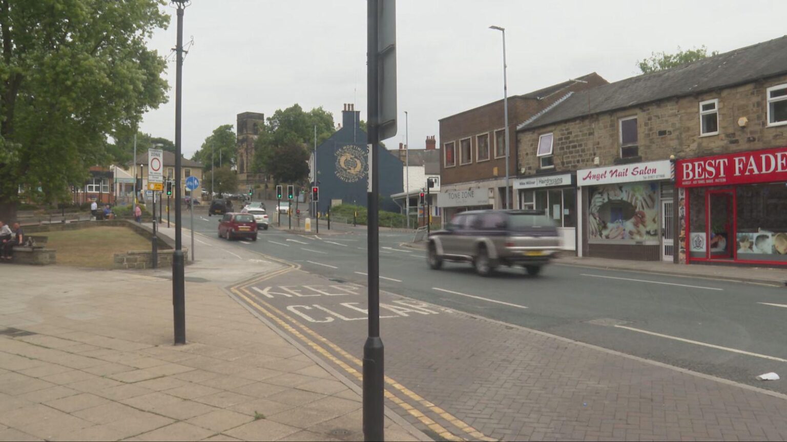Junge stirbt, nachdem Roller mit drei Teenagern in Hemsworth drei Teenager -Hits -Straßenschild trugen