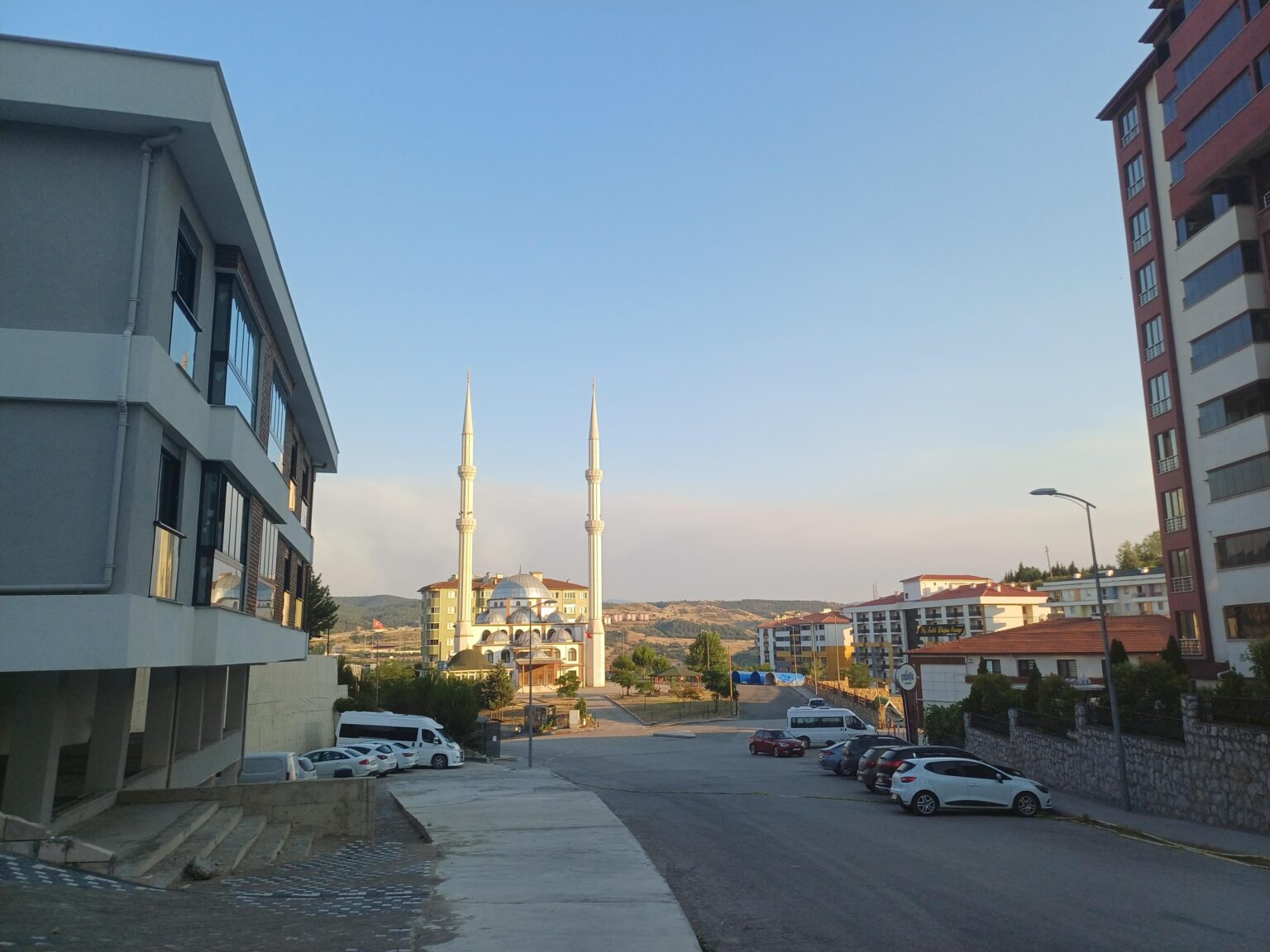 Es gibt nicht viel in den Nachrichten, aber in Karabük gibt es ein Katastrophenwaldbrand. Die Wolke des Nebels, die Sie sehen, während der Himmel tiefblau sein sollte, sind tatsächlich die Wälder, die hinter dem Berg brennen. Es gibt nicht viel in den Nachrichten, aber in Karabük gibt es ein Katastrophenwaldbrand. Die Wolke des Nebels, die Sie sehen, während der Himmel tiefblau sein sollte, sind tatsächlich die Wälder, die hinter dem Berg brennen.