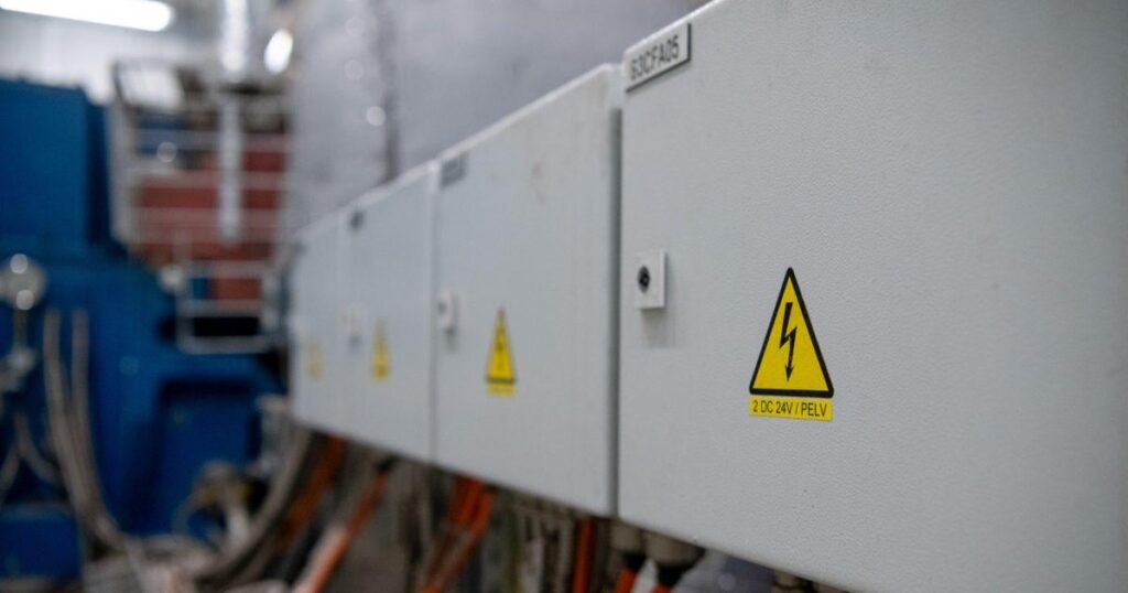 Schließlich wurde die erste detaillierte technische Analyse, warum und wie der Stromausfall erstellt wurde. TLDR weiß nicht viel, es wird nur gespeichert, aber es war das Zusammenspiel von drei oder vier Unabhängigen im Netzwerk, beginnend mit dem Fall des Phasenleiters an der V411 -Linie.
