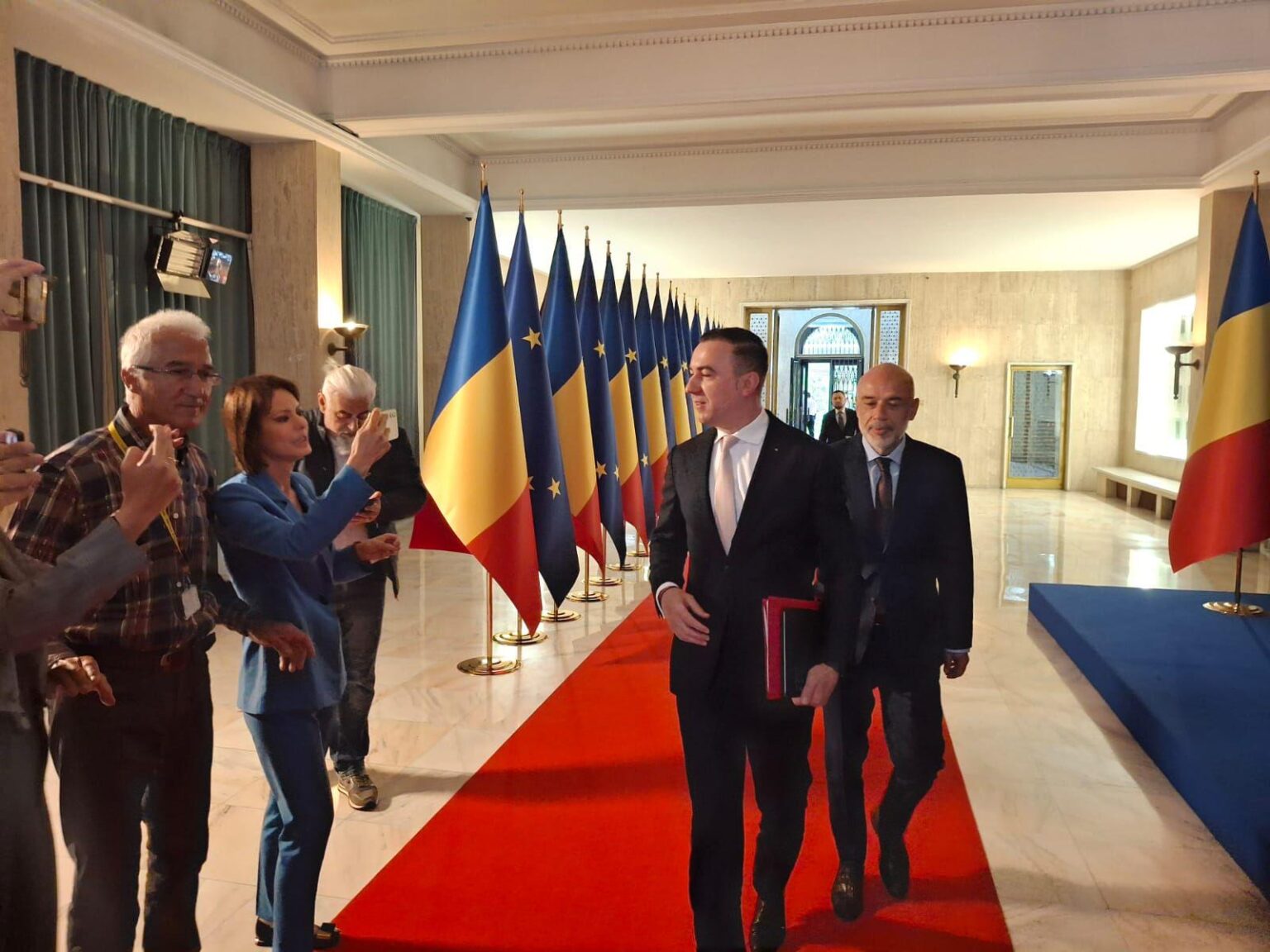 Ein Minister enthüllt, dass Männer, die ein staatliches Unternehmen führen, die Zunahme einer Frau erhalten. „Ich habe den Kontrollkörper geschickt“ Ein Minister enthüllt, dass Männer, die ein staatliches Unternehmen führen, die Zunahme einer Frau erhalten. "Ich habe den Kontrollkörper geschickt"