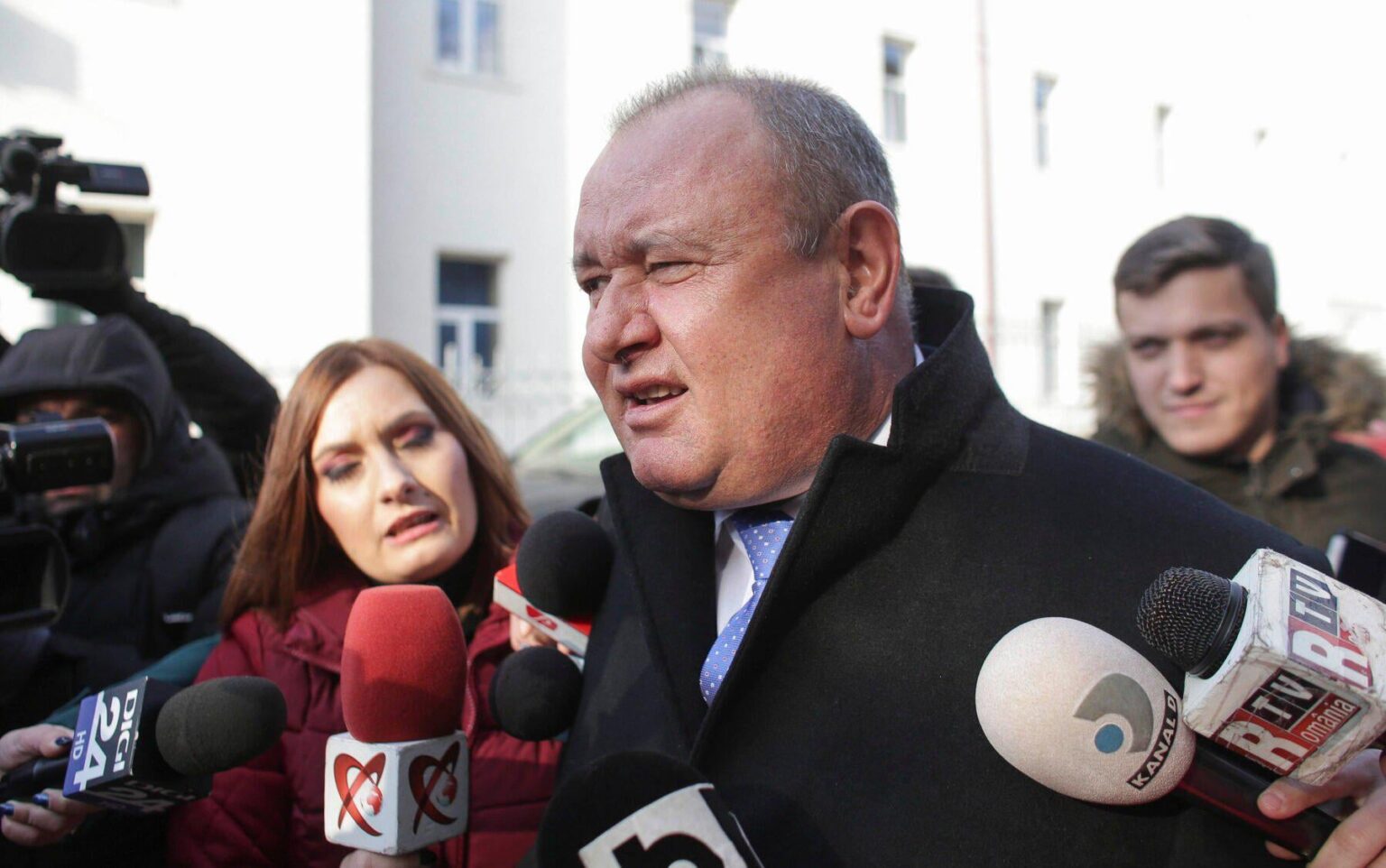 Quellen Ion Mocioalcă, der ehemalige Baron von Caraș, eine der im PSD für den Leiter des Kontens geleiteten Lösungen. Die DNA stellte vier Tage vor dem Ernennung zum Vizepräsidenten des Gerichtshofs eine Korruptionsakte ein. Seine Tochter ist mit dem Sohn des ehemaligen Vasile Gorun Vâlcean Interloper verheiratet
