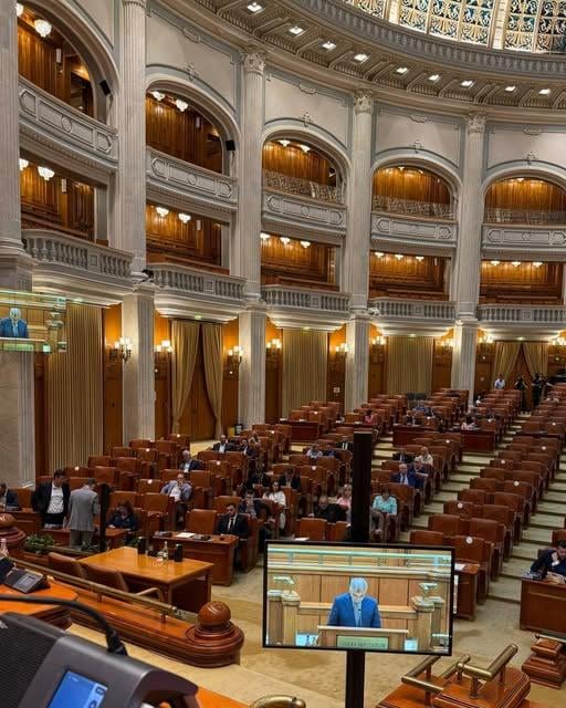 Die Photo -Opposition, darunter der Goldführer George Simion, das im Parlament aus seiner eigenen Zensurbewegung nicht vorhanden ist, beschuldigt Raluca Turcan, basierend auf der Plenarfotografie/ "klarer Beweis dafür, dass sie nicht an die Bewegung glauben, die sie unterschrieben haben" "