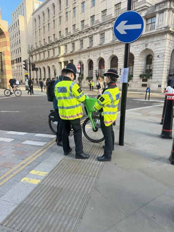 Radfahrer zehnmal häufiger als Autofahrer für das Springen von roten Lichtern in City of London