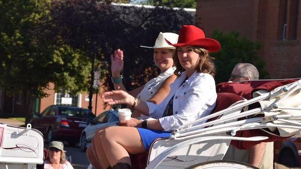 Medicine Hat Pride Group Protestproteste Premiers Parade -Auftritt