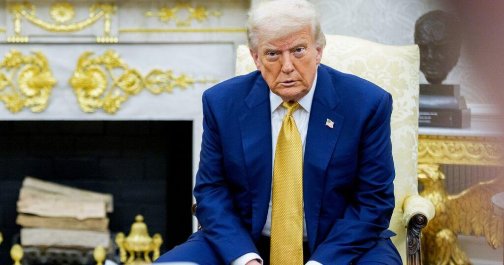 Trump hat sich beim Drücken von Epstein zusammengetan und macht wilde Behauptung, dass Obama „des Verrats“ schuldig ist, weil er versucht hat, „einen Staatsstreich zu führen“, „schuldig“, weil er versucht hat, „einen Putsch zu führen“. Trump hat sich beim Drücken von Epstein zusammengetan und macht wilde Behauptung, dass Obama "des Verrats" schuldig ist, weil er versucht hat, "einen Staatsstreich zu führen", "schuldig", weil er versucht hat, "einen Putsch zu führen".