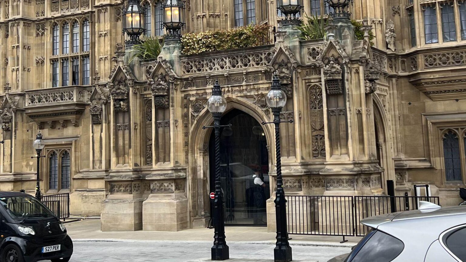 Neue Haustür zu House of Lords kostet 9,6 Mio. £ ... aber funktioniert nicht