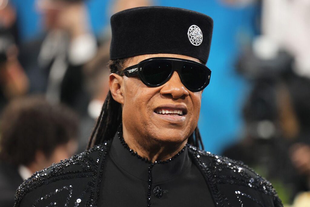 Stevie Wonder, 75, hat keine Pläne, sich zurückzuziehen, solange er lebt, sagt: "Ich liebe, was ich tue."